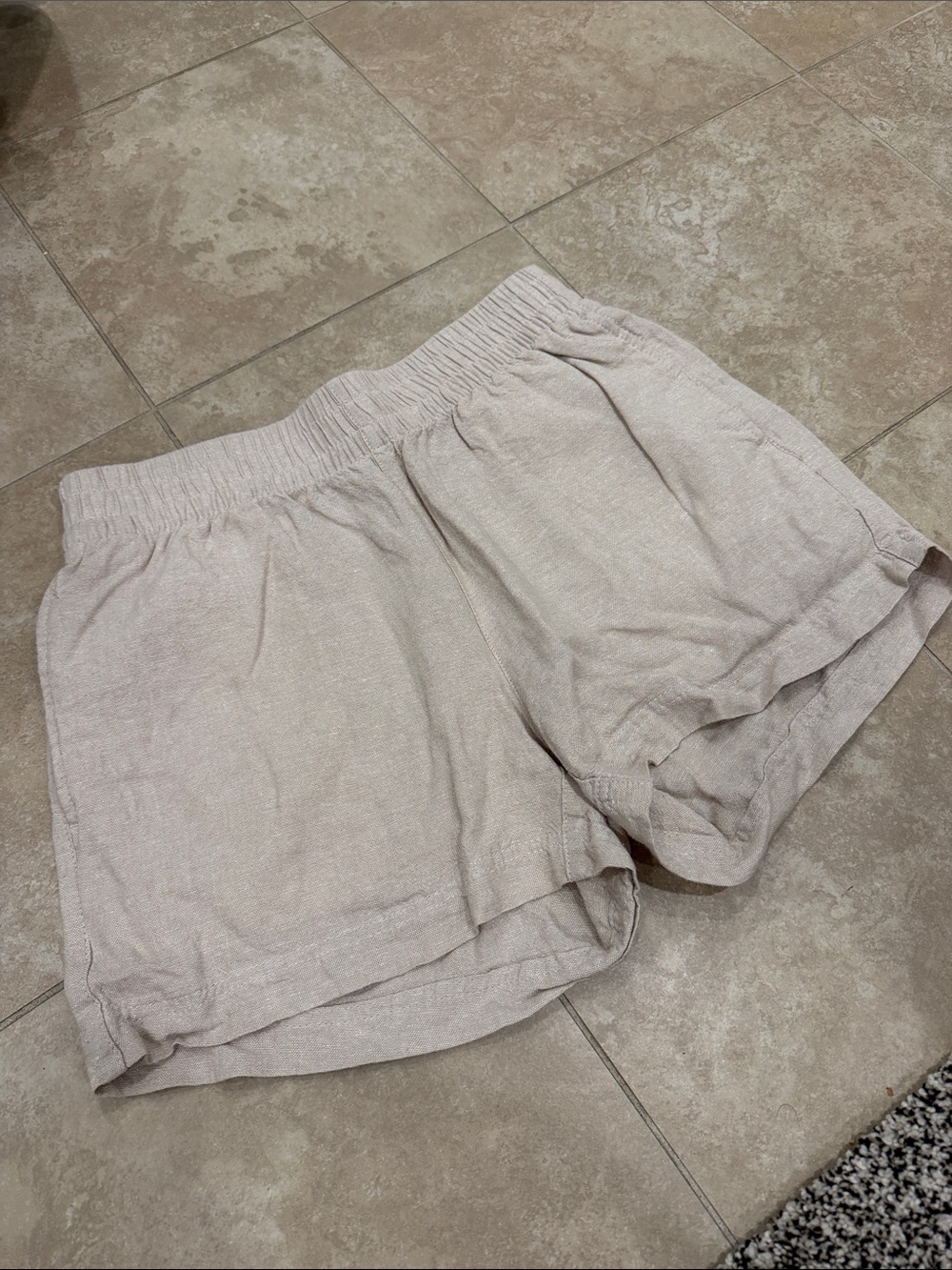 Old Navy Lightweight Elastic-Waist Beige Shorts